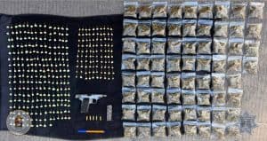 Armas y droga incautada por autoridades en una operación policial en México.