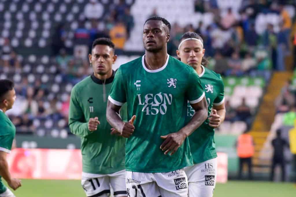 Jugador de fútbol en acción durante un partido profesional en el estadio.