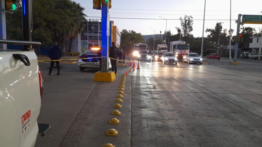 Accidente vial con presencia policial y vehículos detenidos en la calle principal.