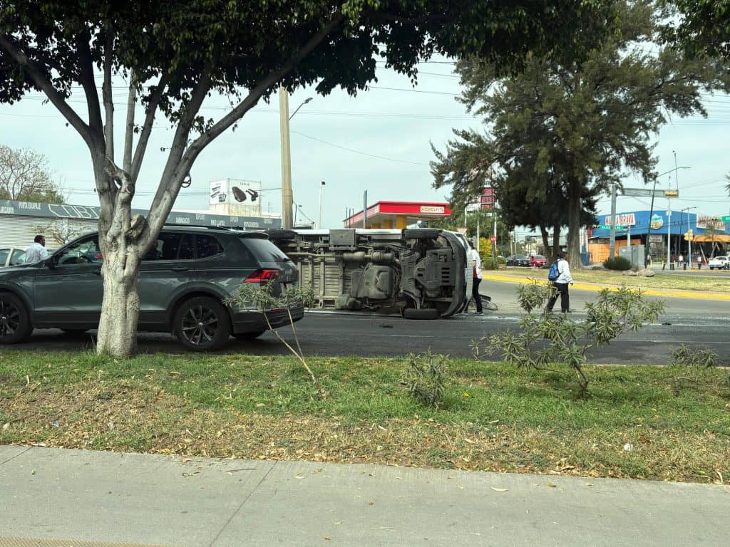 Atienden volcadura en cruce de González Bocanegra y Francisco Villa; hay cierre parcial