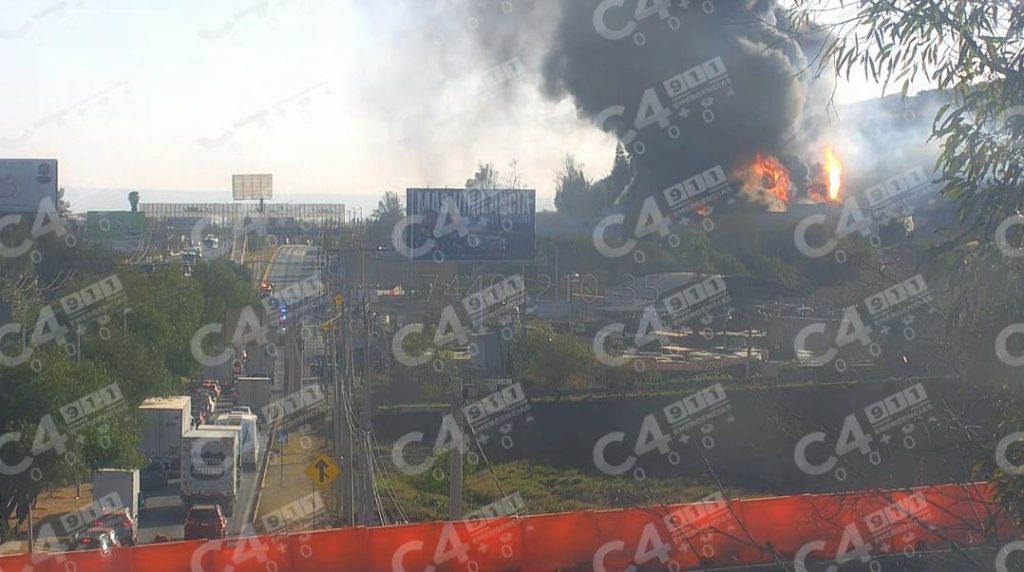 Fuerte incendio en fábrica moviliza a cuerpos de emergencia entre León y San Francisco del Rincón