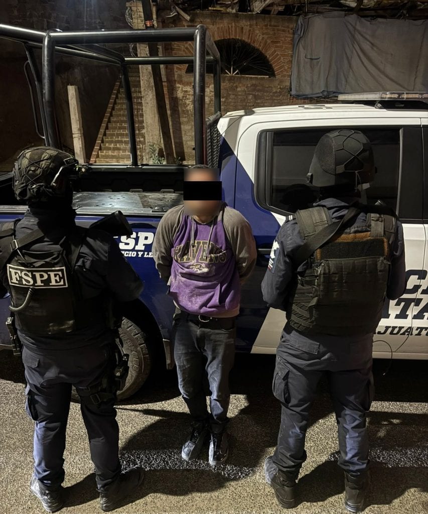 Falso sospechoso detenido por policía en la calle, situación de operación policial en acción.