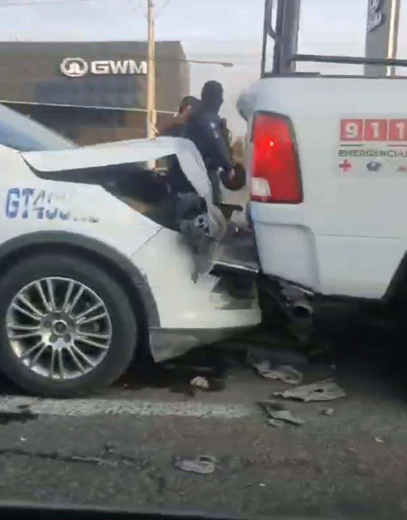 Accidente de coche con colisión entre vehículo y ambulancia en la calle, impacto y daños visibles en.