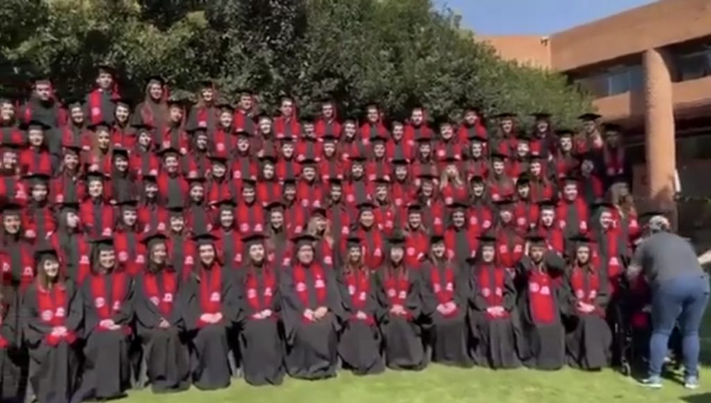 Colapsa templete en graduación de universidad en CDMX; hay 33 estudiantes lesionados