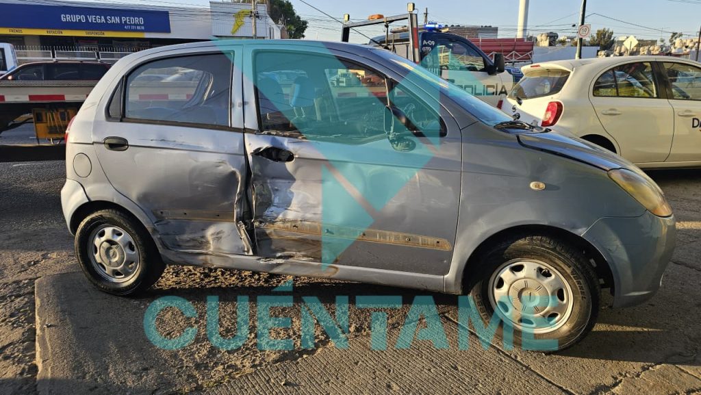 Accidente en Torres Landa deja a motociclista lesionado; terminó incrustado en un auto
