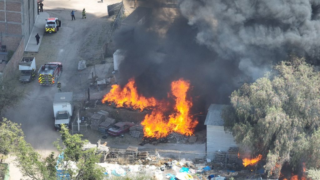 Incendio de pastizal en Jardines de Jerez moviliza a Bomberos; realizan cierres viales preventivos