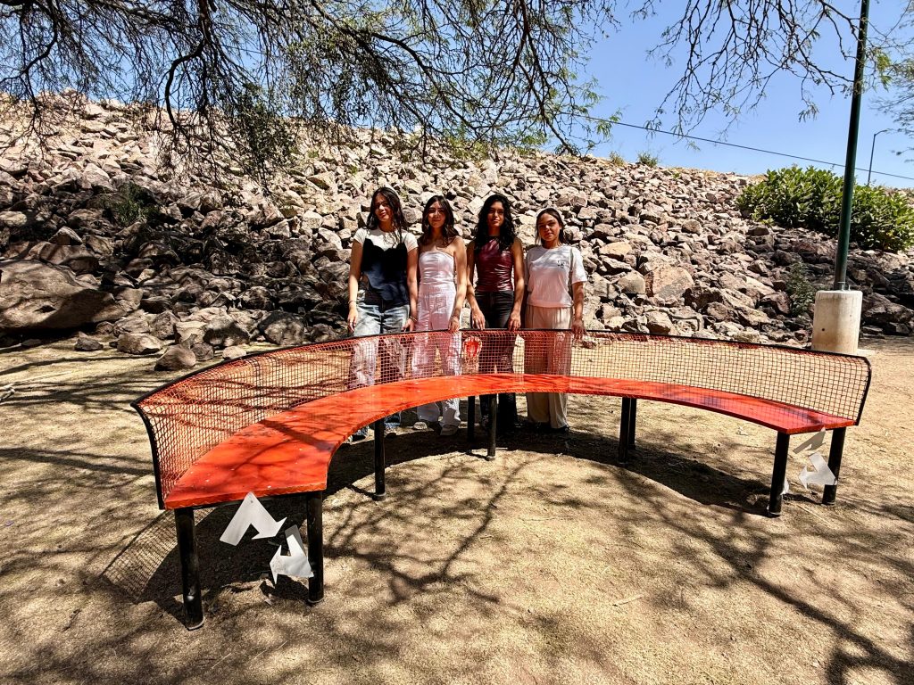 Jóvenes transforman el Parque Metropolitano con mobiliario urbano sustentable