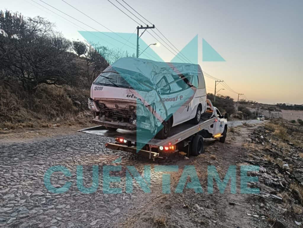 Chofer queda prensado tras volcadura en León