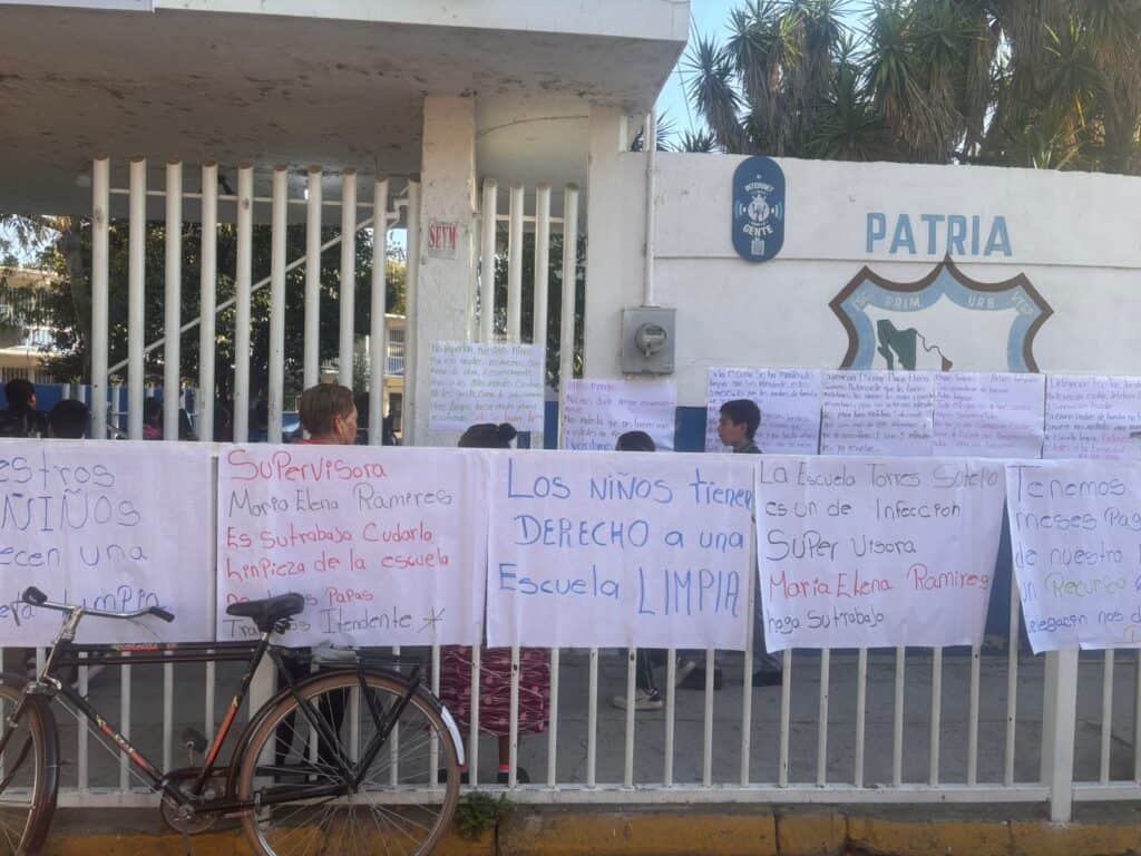 “Casi casi les piden a los niños que hagan el aseo”: padres se manifiestan por falta de intendente en primaria en León