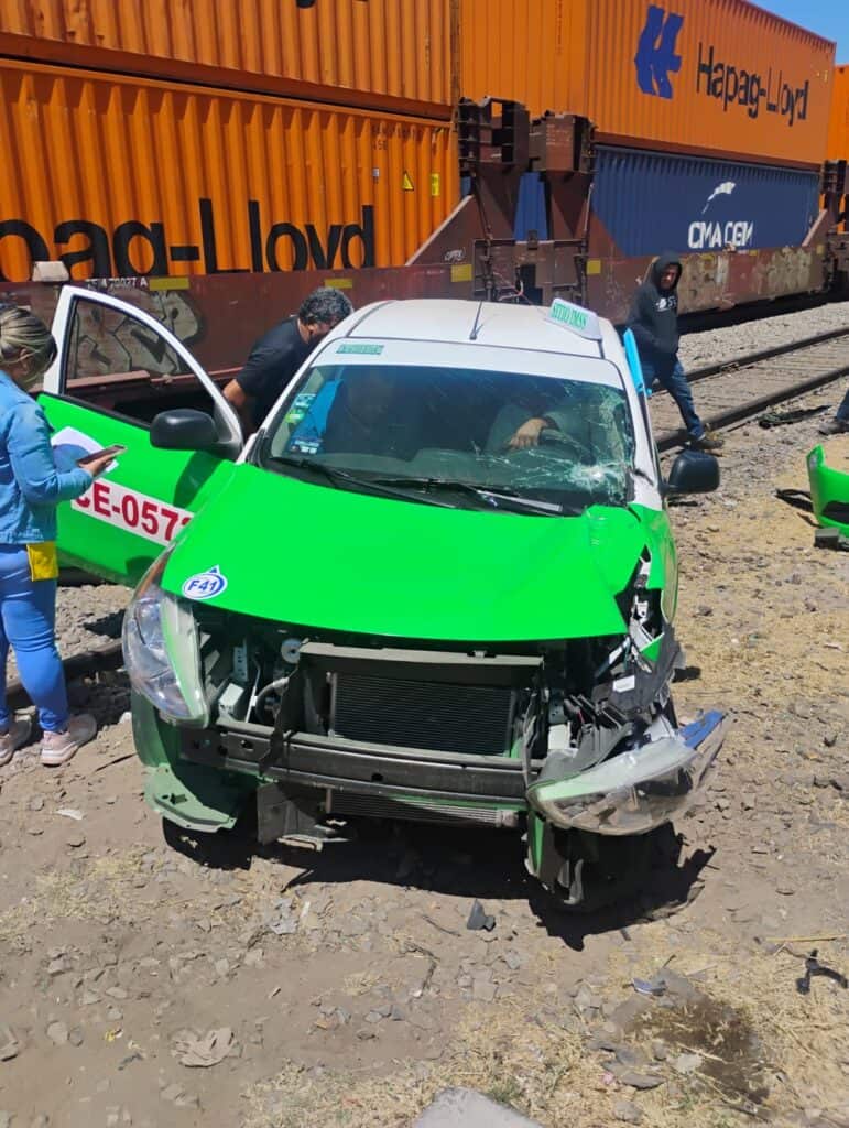 Taxista intenta ganarle el paso al tren y sobrevive de milagro en Celaya