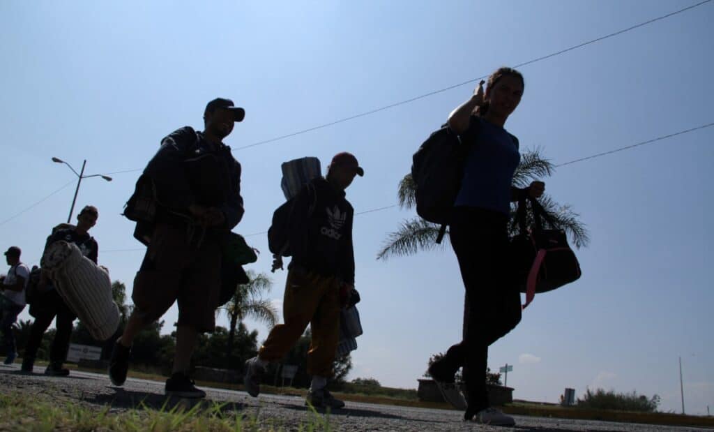 Proponen quitar cobros a mexicanos deportados de Estados Unidos