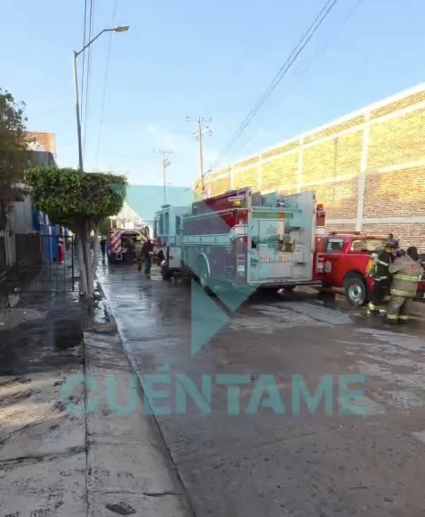 Intenso incendio arrasa fábrica de suelas en San Francisco del Rincón; no hubo víctimas
