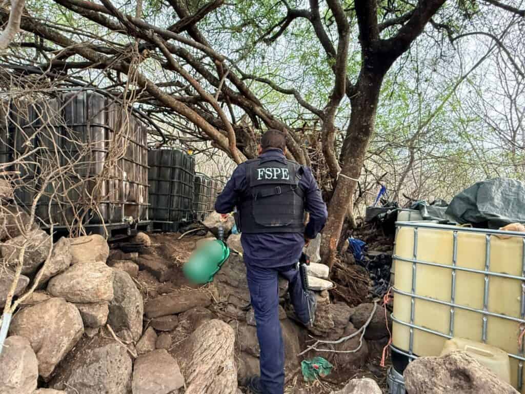 Detectan toma clandestina y aseguran miles de litros de combustible en Guanajuato