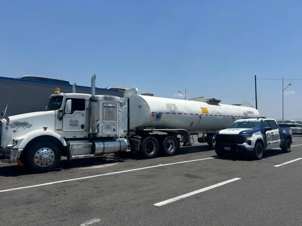Aseguran tractocamión con 42 mil litros de combustible irregular en Guanajuato; hay un detenido
