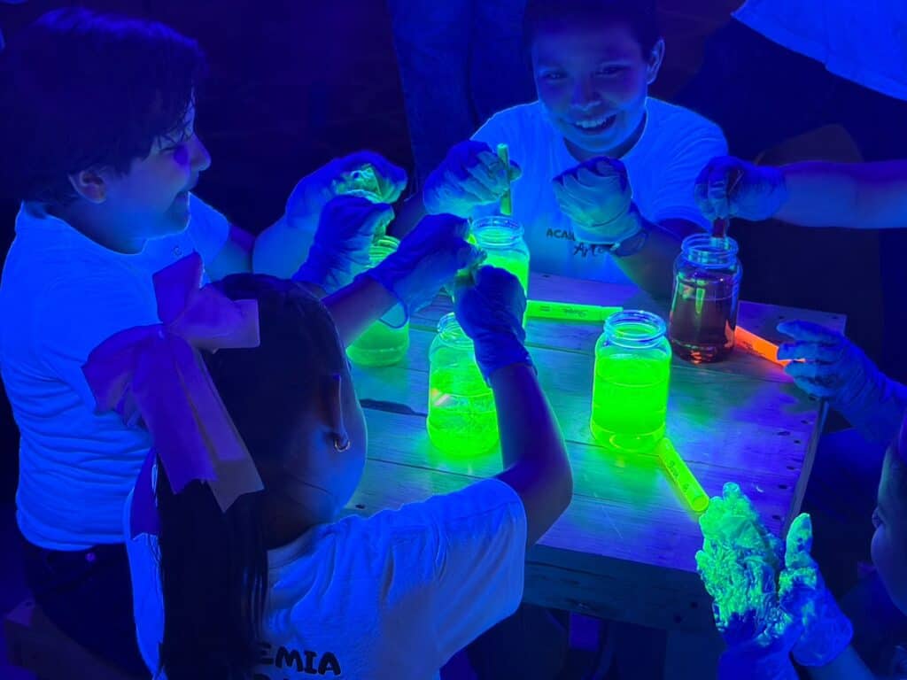 ¿Tus hijos se aburren en vacaciones? Explora lanza campamentos espaciales para aprender jugando este verano