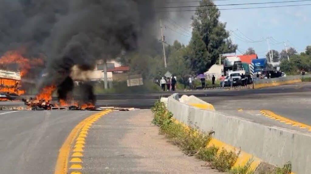 Incendio de vehículos desata movilización en Juventino Rosas- Celaya; autoridades lo vinculan con operativos contra el crimen