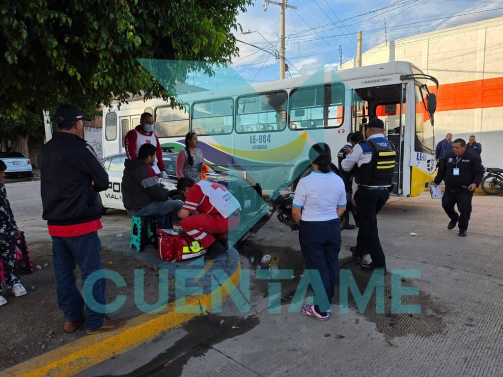 Motociclista termina debajo de camión urbano en León; sale con lesiones menores