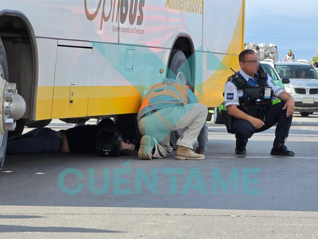 Motociclista termina debajo de camión urbano tras aparatoso accidente en León