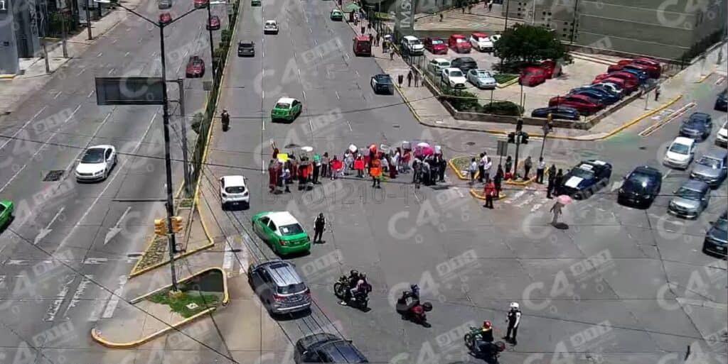 Protestan trabajadores de la UMAE 48 del IMSS en León; bloquean carril de Insurgentes para exigir investigación por presunto desvío de 220 millones de pesos