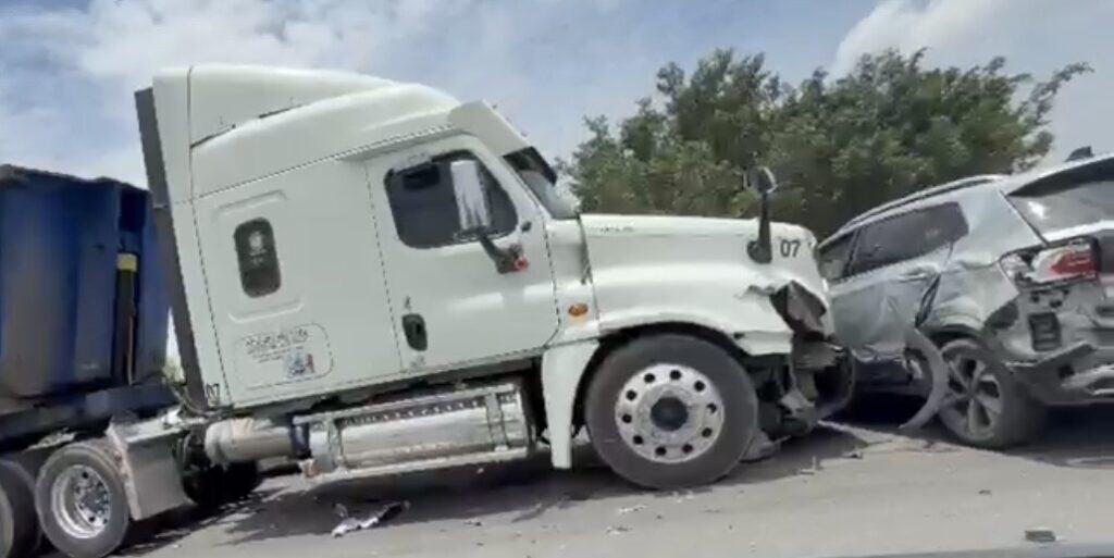 Choque entre unidad de carga y camioneta provoca cierre parcial del bulevar Morelos