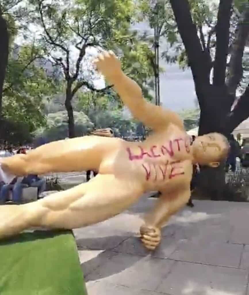 Derriban figuras del Mundial 2026 durante protesta de presuntos integrantes de la CNTE en CDMX