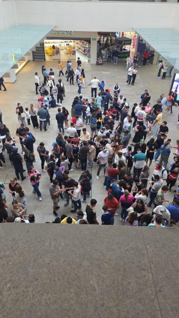La fiebre mundialista invade Plaza Mayor; cientos intercambian estampas del álbum Panini