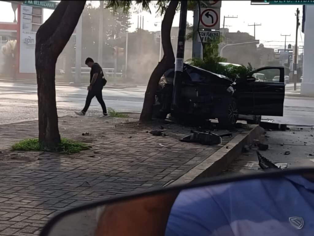 Choque contra semáforo provoca afectaciones viales en el bulevar Hidalgo de León