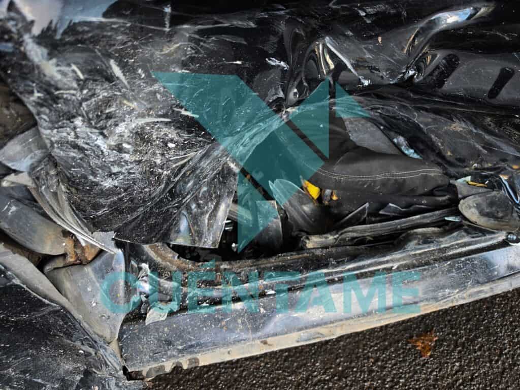 Conductor se brinca un tope y provoca fuerte accidente en Hermanos Aldama; un joven resulta gravemente herido