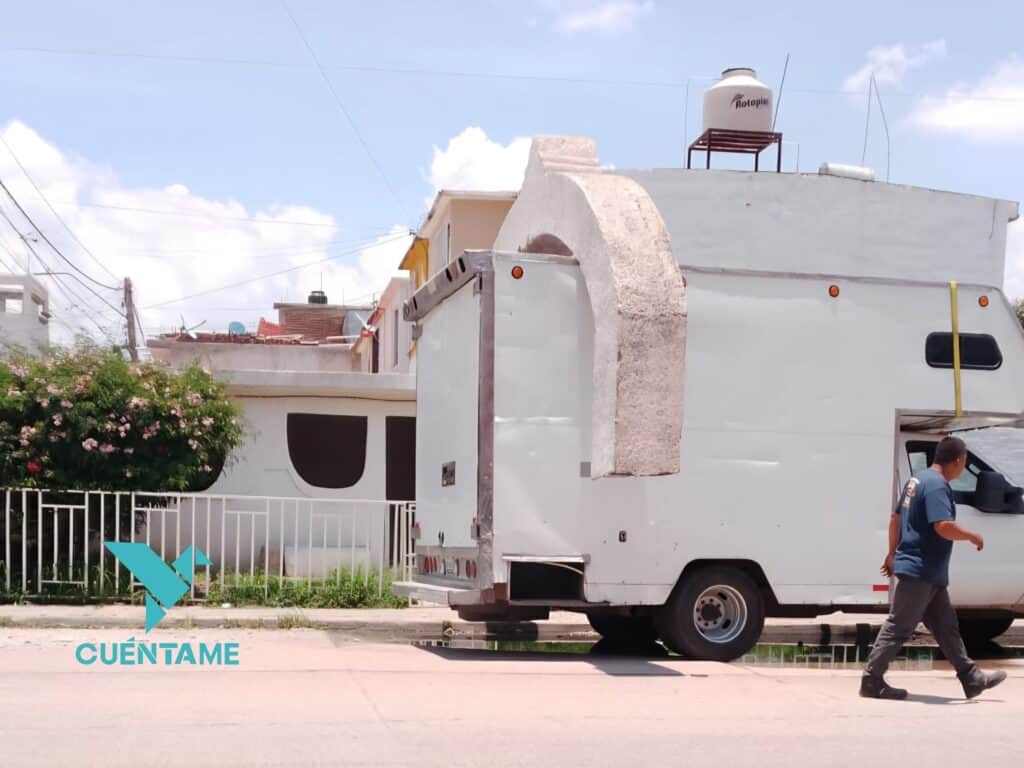 Camioneta de carga derriba arco de acceso en Paseos del Maurel; no hubo personas lesionadas