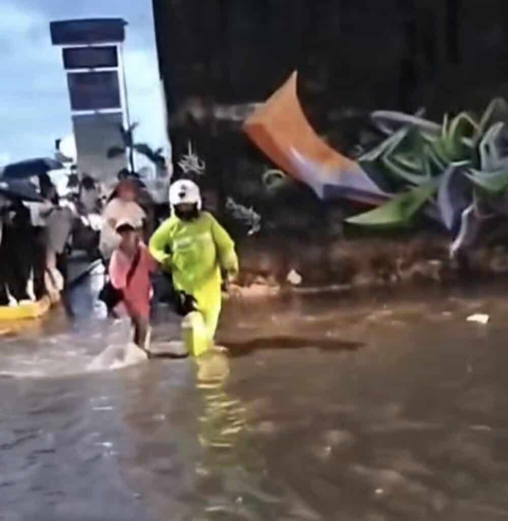 ¡Lluvia colapsa vialidades en León! Inundaciones, autos varados y cierre del Malecón del Río