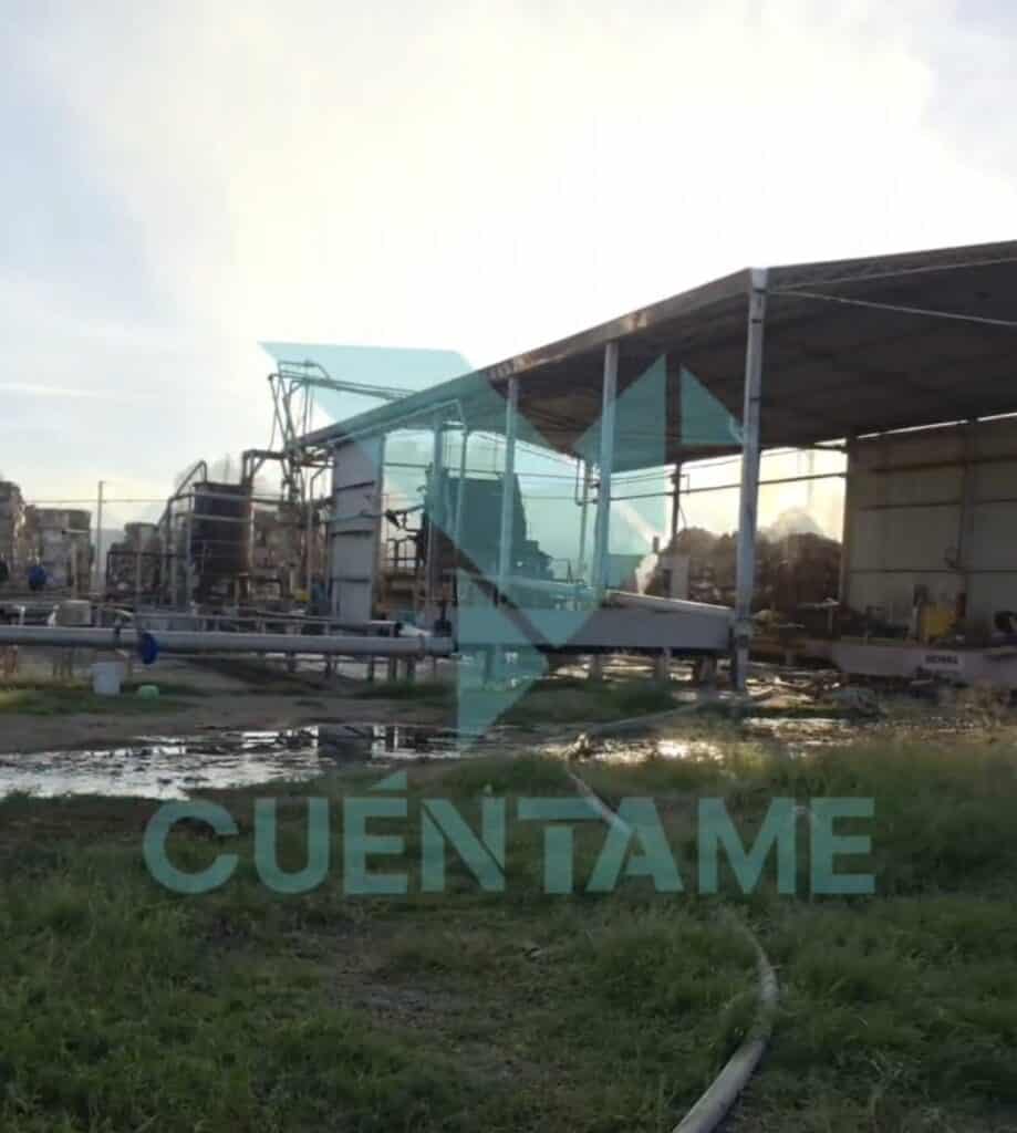 Más de 12 horas de combate al fuego: bomberos continúan sofocando enorme incendio en cartonera de León
