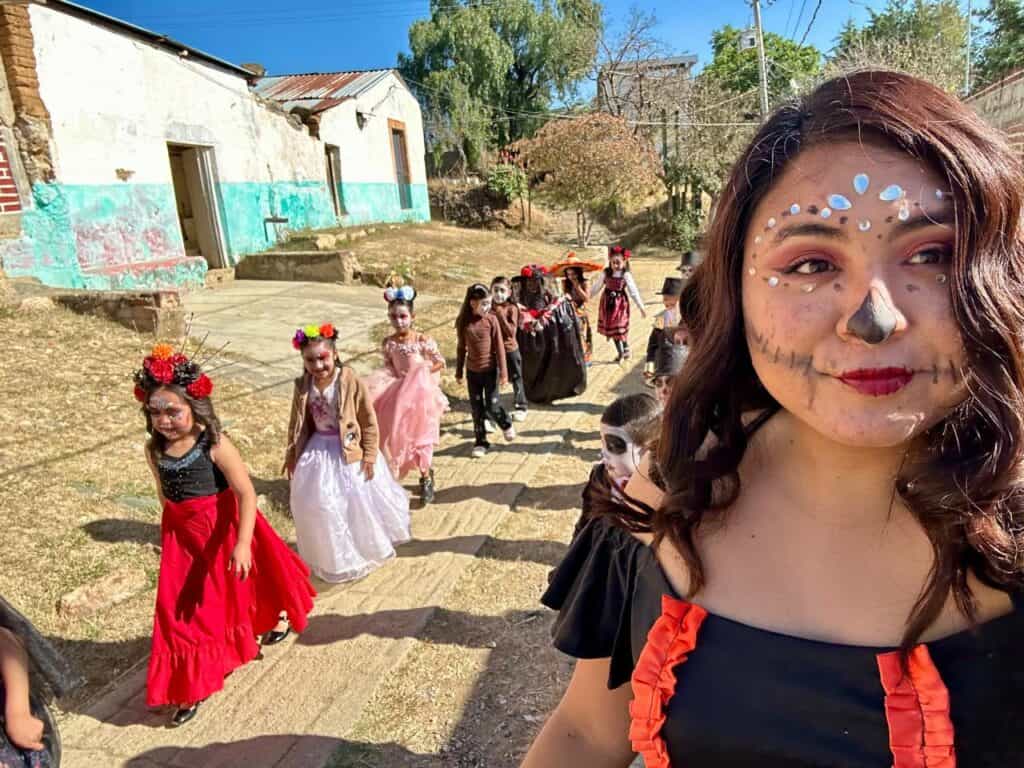 “Llegué para enseñar, pero terminé aprendiendo de ellos”: la historia que conmueve sobre una maestra rural