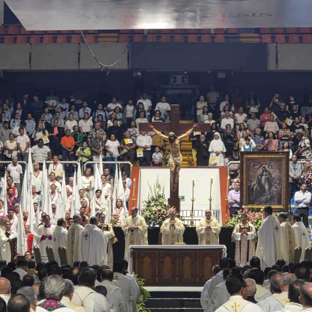 León recibe a dos nuevos obispos auxiliares en una histórica ceremonia de fe en el Domo de la Feria