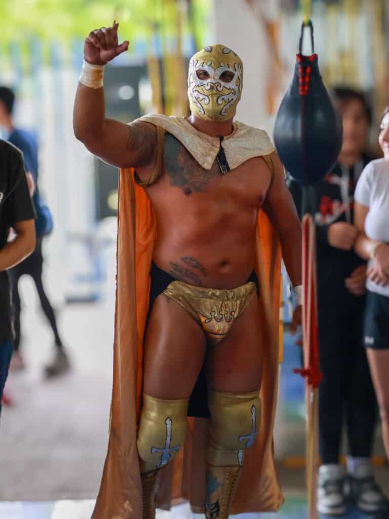 ¡Lucha libre llega a las escuelas deportivas de León y hace vibrar a niños y familias!
