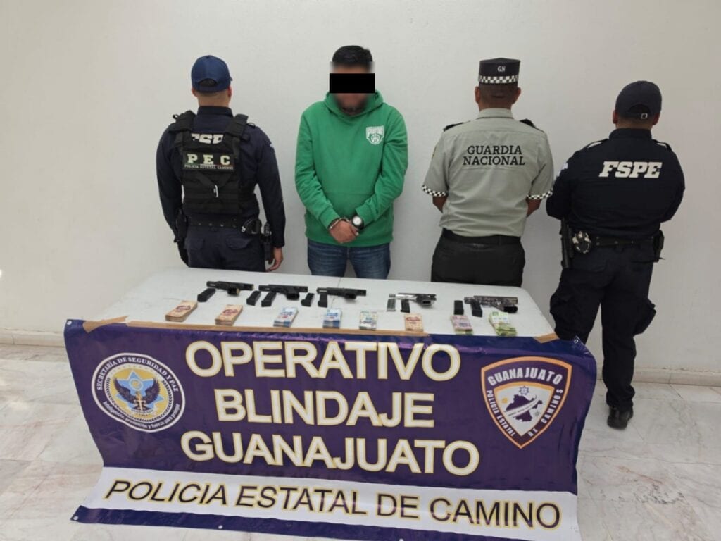 No usar el cinturón terminó por descubrir un arsenal y más de 283 mil pesos en efectivo en Guanajuato