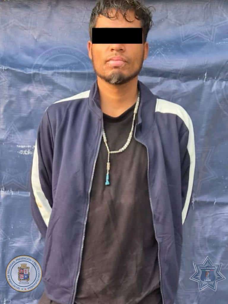 Detienen en León a presunto ladrón de Oxxo; llevaba un arma y $2,800 en efectivo