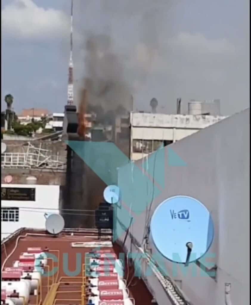 ¡Se queman los pollos! Incendio en negocio provoca movilización en la Miguel Alemán