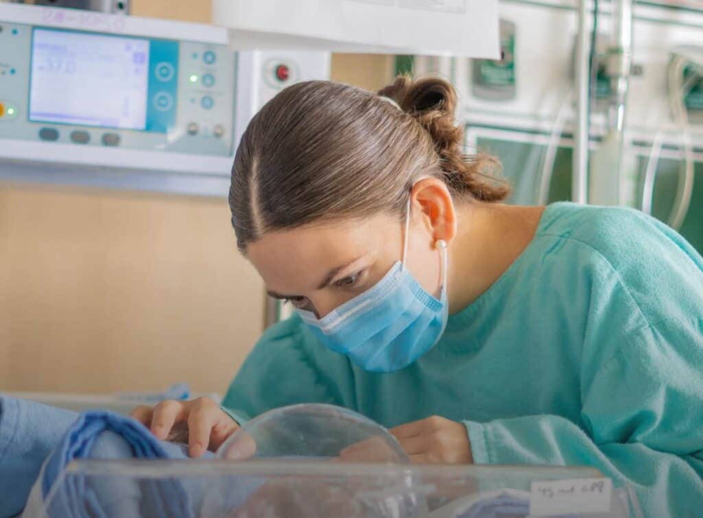 Salvan en León la vida de una madre y su bebé tras embarazo de alto riesgo