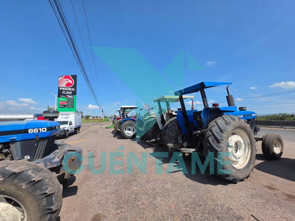 Campesinos mantienen tractores a la orilla de carreteras de Guanajuato; esperan decisión sobre posibles bloqueos