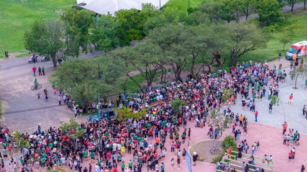 Familias viven una noche mexicana entre deporte, música y tradición en León