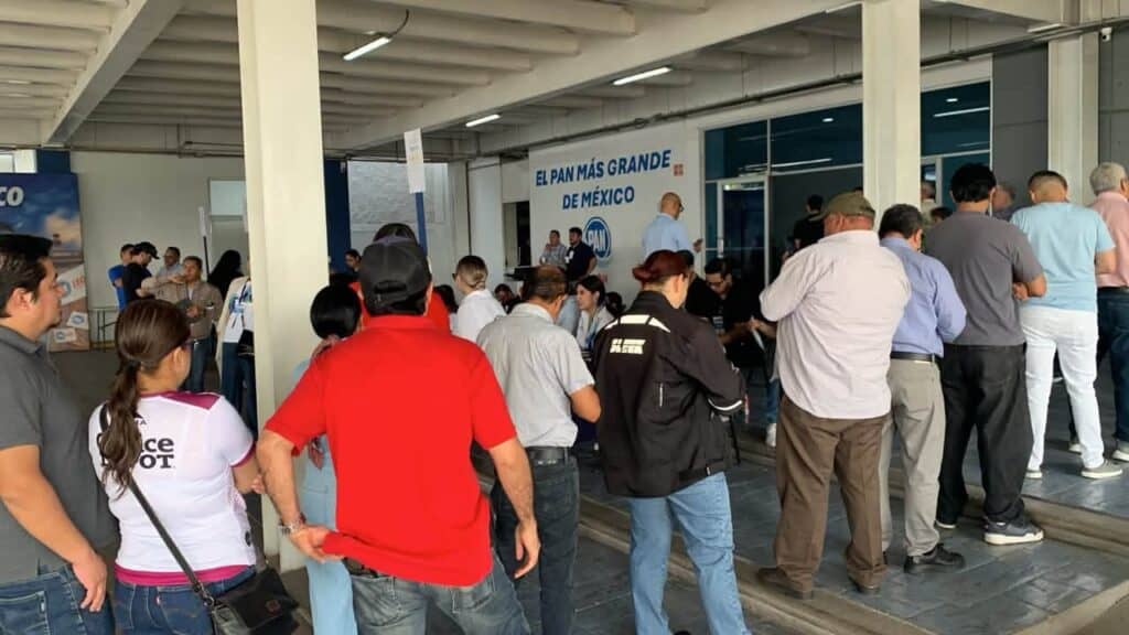 Tres panistas buscan quedarse con la representación del PAN en León; militancia participa en consulta