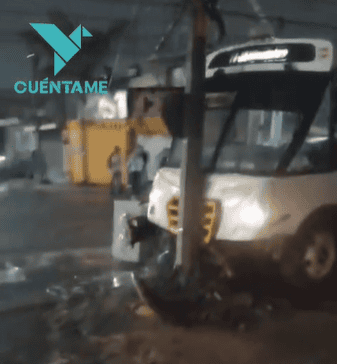 Ruta de transporte público choca contra poste en bulevar Atotonilco