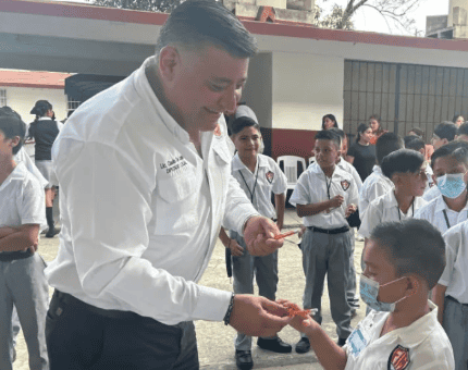 Diputado de Morena presume entrega de dos lápices por alumno en Tamaulipas y desata críticas