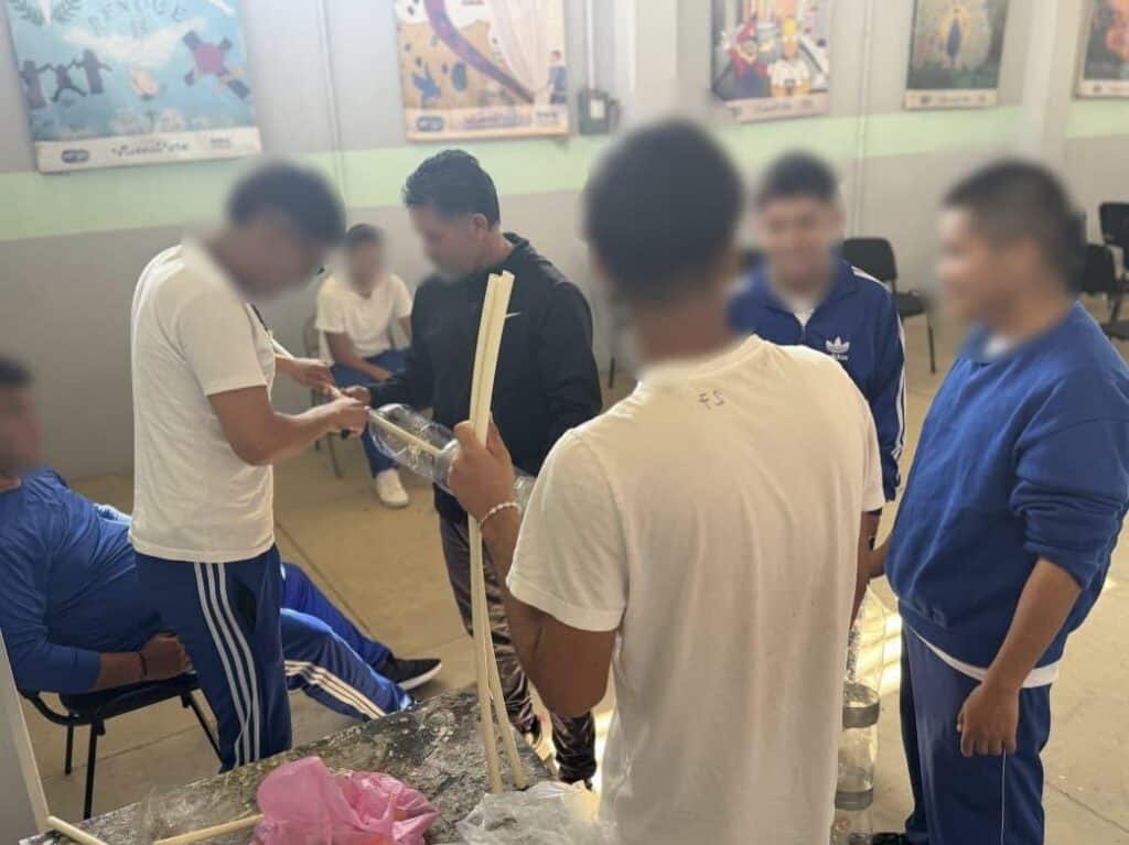 De botellas de plástico a agua caliente: adolescentes llevan calentadores solares a una comunidad de Romita