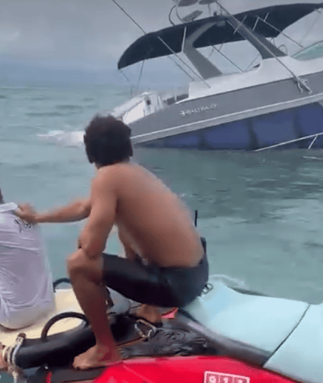 ¡Se hunde yate frente a Puerto Vallarta! Rescatan a 12 personas antes de que quedara bajo el agua