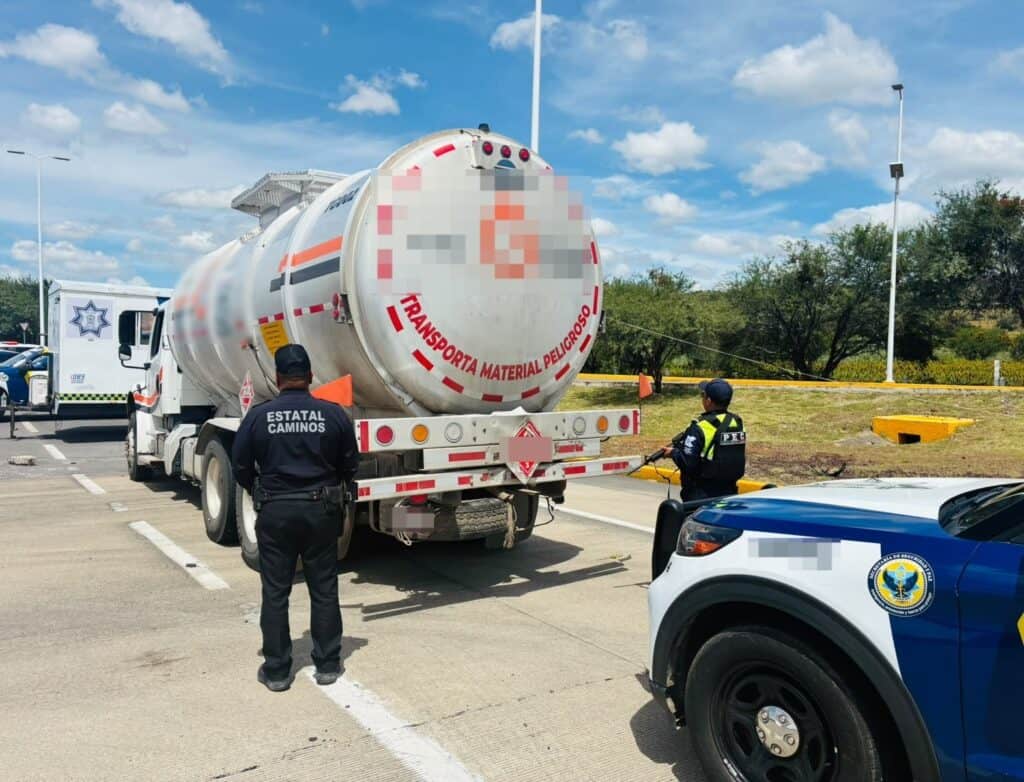 Aseguran tractocamión con 20 mil litros de hidrocarburo en Salamanca; detienen al conductor