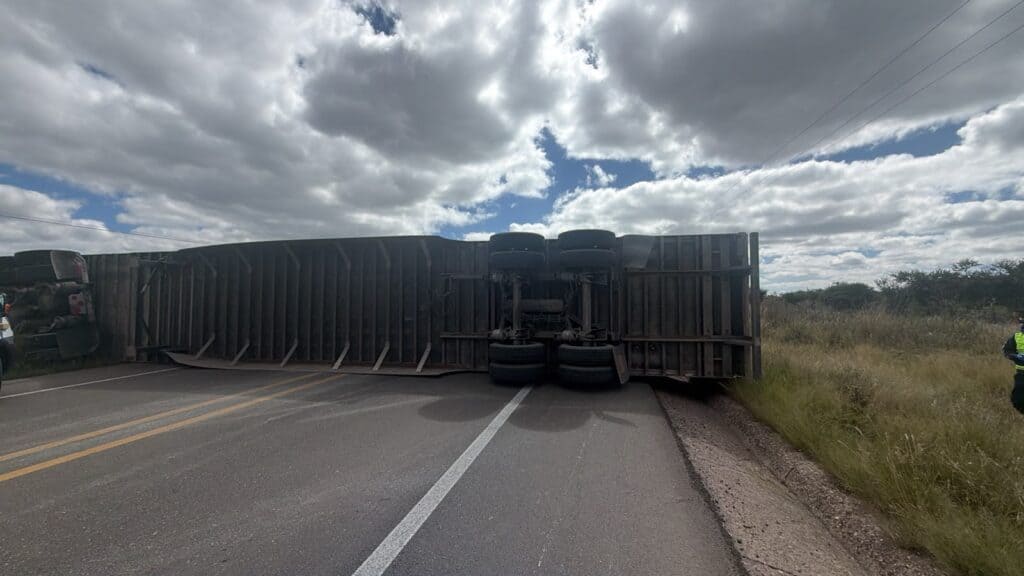 Cierre total en la carretera San Felipe–Guanajuato por volcadura de tractocamión