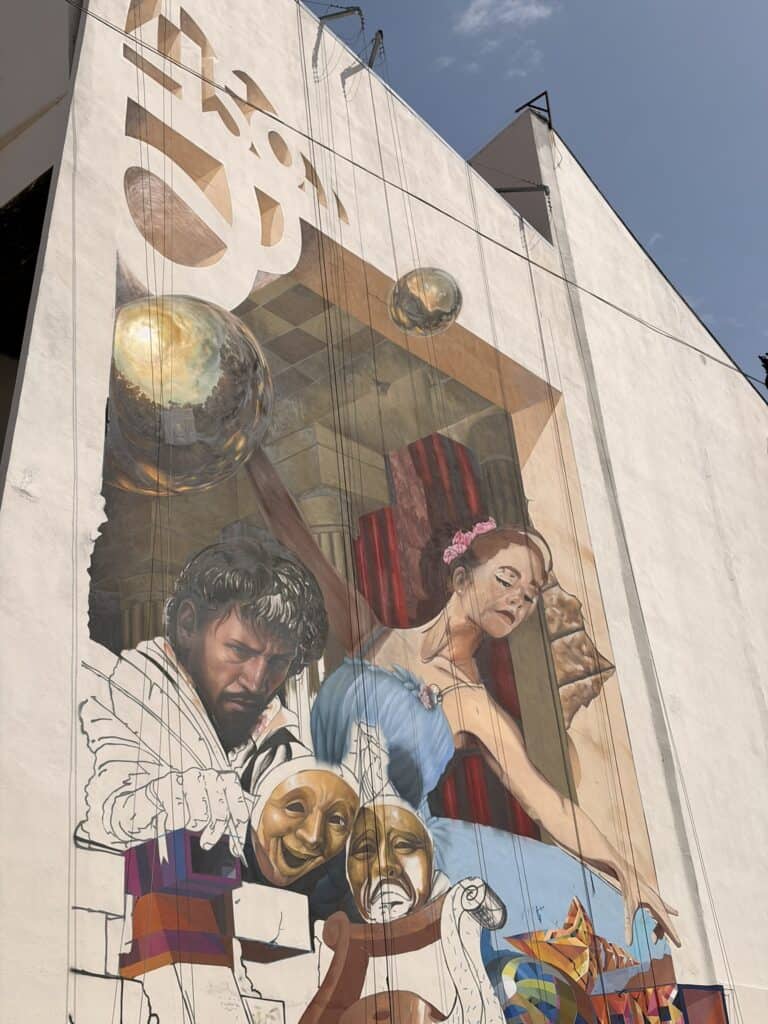 El Teatro Manuel Doblado sale a la calle! Un mural de 294 metros cuadrados sorprende en León