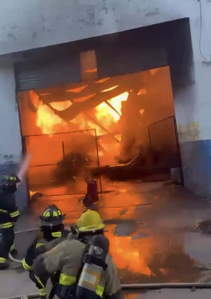 Incendio en fábrica de solventes en León deja un lesionado y obliga a evacuar a mil personas